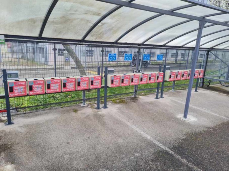 Station solaire recharge vélo trottinette