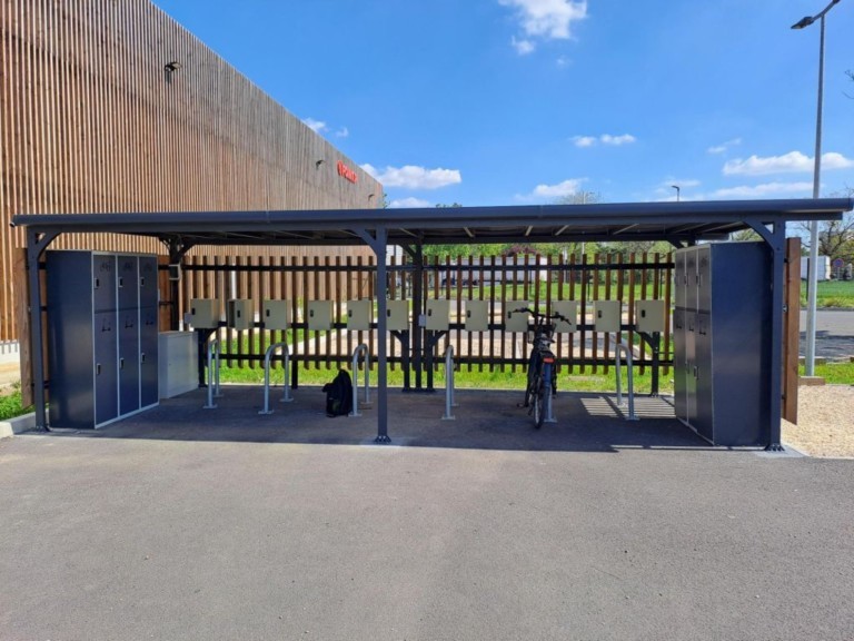 Carport avec recharge pour vélos et trottinettes