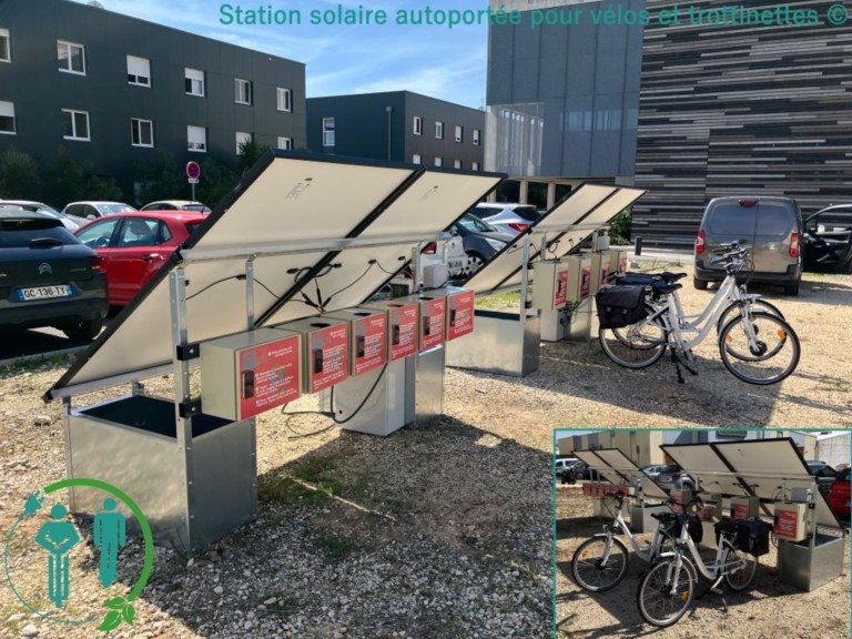 station solaire auto-portée avec recharge pour vélos et trottinettes