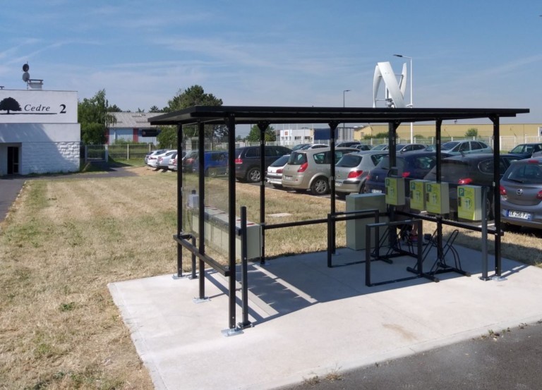 Station solaire recharge vélo trottinette