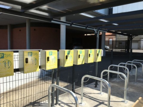 Rack avec recharge pour vélos et trottinettes