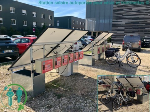 station solaire auto-portée avec recharge pour vélos et trottinettes